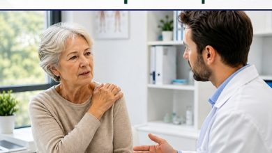 Doctor discussing Polymyalgia Rheumatica Treatment options with an older patient experiencing shoulder pain